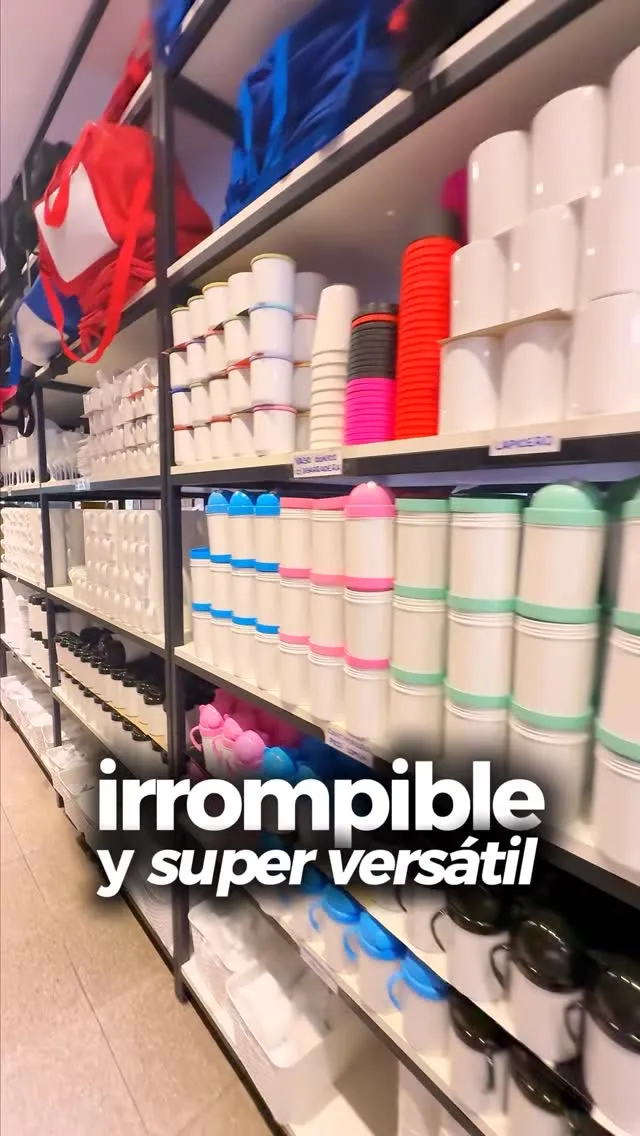 Góndola de Polimax con tazas blancas para sublimar, vasos de polímero y botellas térmicas de colores
